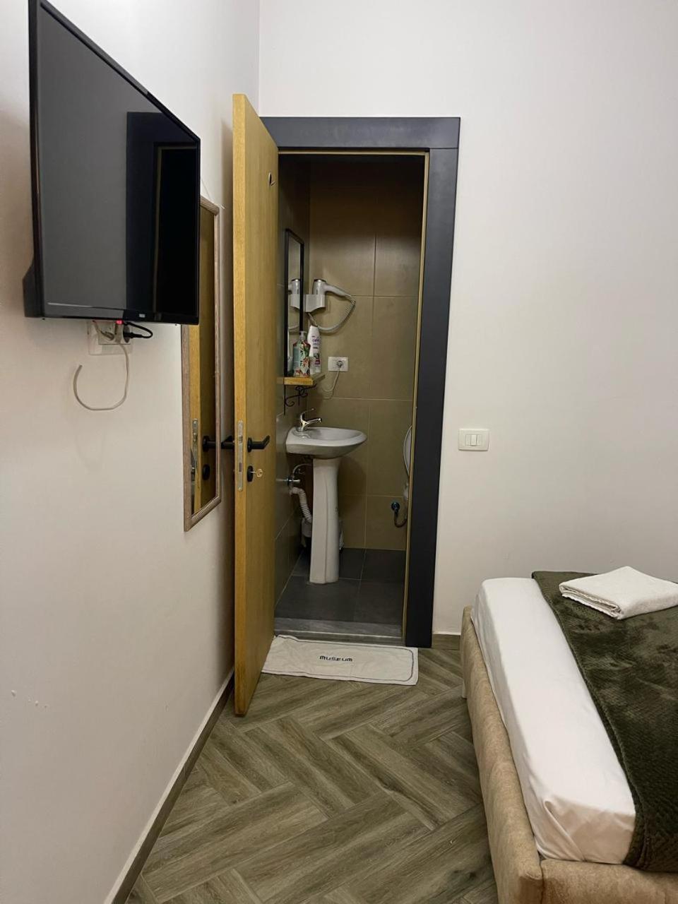 Museum Hotel Prishtinë Bilik gambar